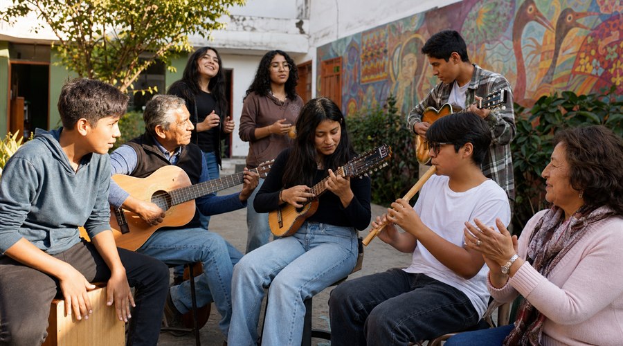 Comunidad peruana unida mediante la música y los instrumentos tradicionales